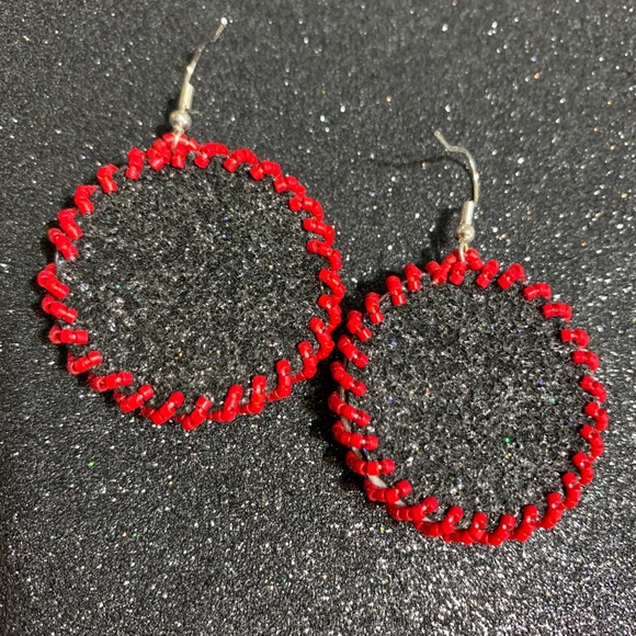 Red and black earrings - Picture 2 of 2